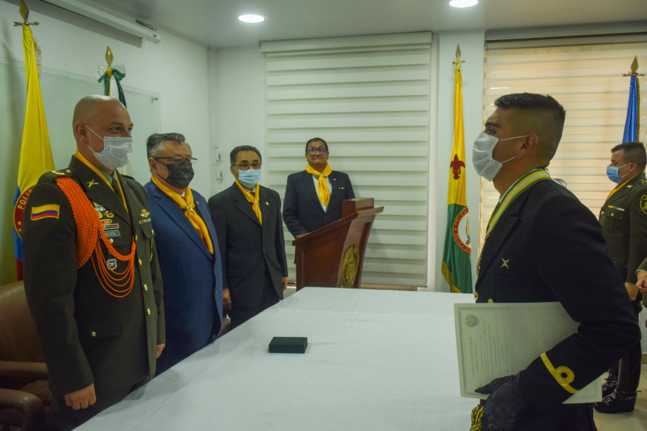 Distinción oficial en ceremonia de condecoración al ESMAD